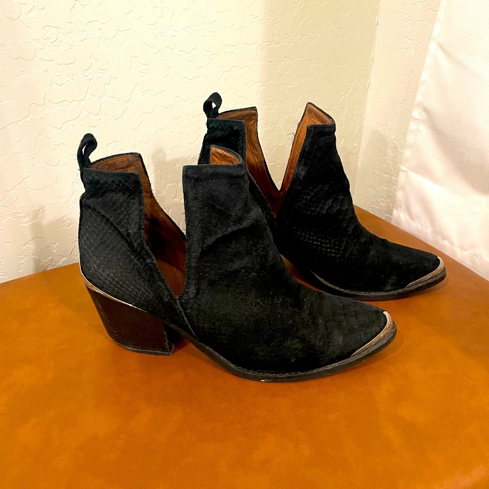 Jeffrey Campbell Cromwell booties size 9